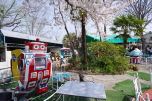 地上に舞い降りた“屋上遊園地” 甲府市遊亀公園付属動物園内「こども遊園地」